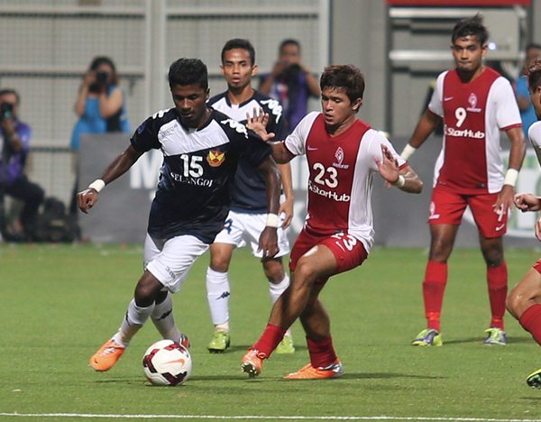 FLASHBACK: LionsXII’s Zulfahmi Arifin (right) and Selangor’s K. Gurusamy do battle at the Jalan Besar Stadium last month. The Singapore outfit are confident of bouncing back after losing to Pahang last week.