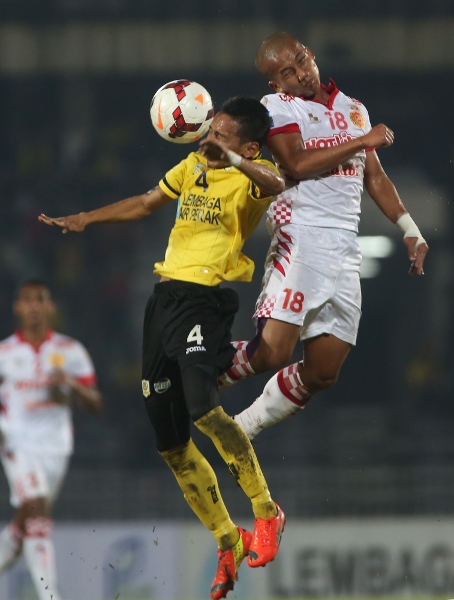 Pertahananan Kelantan Mohamad Nazri Ahmad kanan mencabar bola di udara dalam perlawanan semalam di Ipoh. Pasukan Kelantan tewas 2-1 kepada Perak dalam aksi Liga Super di Stadium Perak.