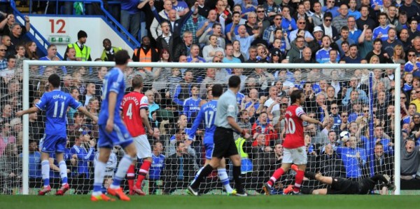Arsenal drubbing lets Liverpool, City pounce