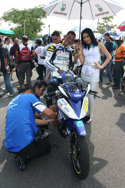 CERIA-Ahmad-Fazli-di-grid-permulaan-salah-satu-perlumbaan-musim-lepas.