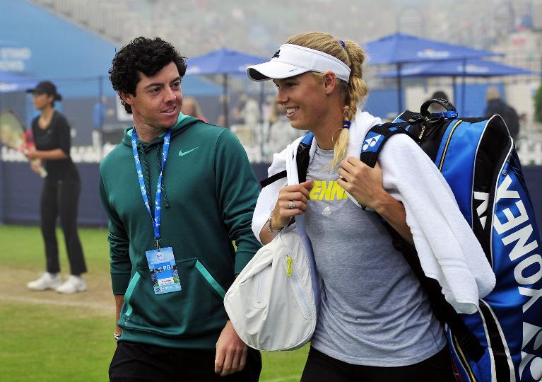 Northern Irish golfer Rory McIlroy walks with his girlfriend, Denmark tennis player Caroline Wozniacki in Eastbourne, England, on June 20, 2013 (AFP Photo/Glyn Kirk)