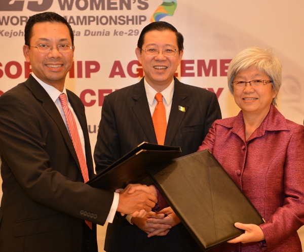 Effendy-Guan-Eng-and-Chong-Eng-exchange-documents-after-the-signing-ceremony-to-announce-CIMB-as-the-title-sponsor-of-the-Penang-CIMB-29th-Womens-World-Squash-Championship.