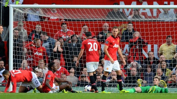 Manchester United's Spanish goalkeeper David de Gea (Far R) reacts after the Southampton goal by Croatian footballer Dejan Lovren during the English Premier League football match between Manchester United and Southampton at Old Trafford in Manchester, north-west England, on October 19, 2013. AFP PHOTO/ANDREW YATES RESTRICTED TO EDITORIAL USE. No use with unauthorized audio, video, data, fixture lists, club/league logos or ?live? services. Online in-match use limited to 45 images, no video emulation. No use in betting, games or single club/league/player publications.