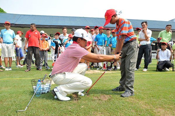 Nicholas leads golf masterclass for local youngsters