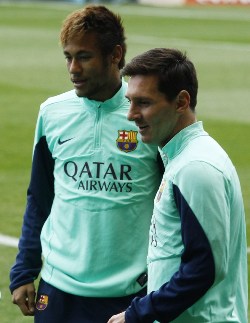 Barcelona's Argentinian forward Lionel Messi (R) and Barcelona's Brazilian forward Neymar da Silva Santos Junior (L) stand during a training session at the FC Barcelona Mini Stadium in Barcelona on January 3, 2014. AFP PHOTO / QUIQUE GARCIA