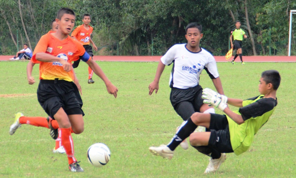 SMK Seksyen 11 (in orange/black kit) against SMK Za’ba (in white/black kit)