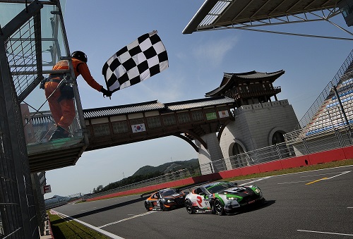 Leading outdoor advertising firm POAD announced its official 2014 partnership agreement with top Hong Kong motorsport outfit Craft-Bamboo Racing earlier today (20 May 2014).