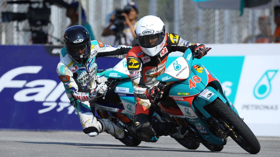 Fazli Sham 46 riding ahead of Afif Amran in the CP130 race at Muar