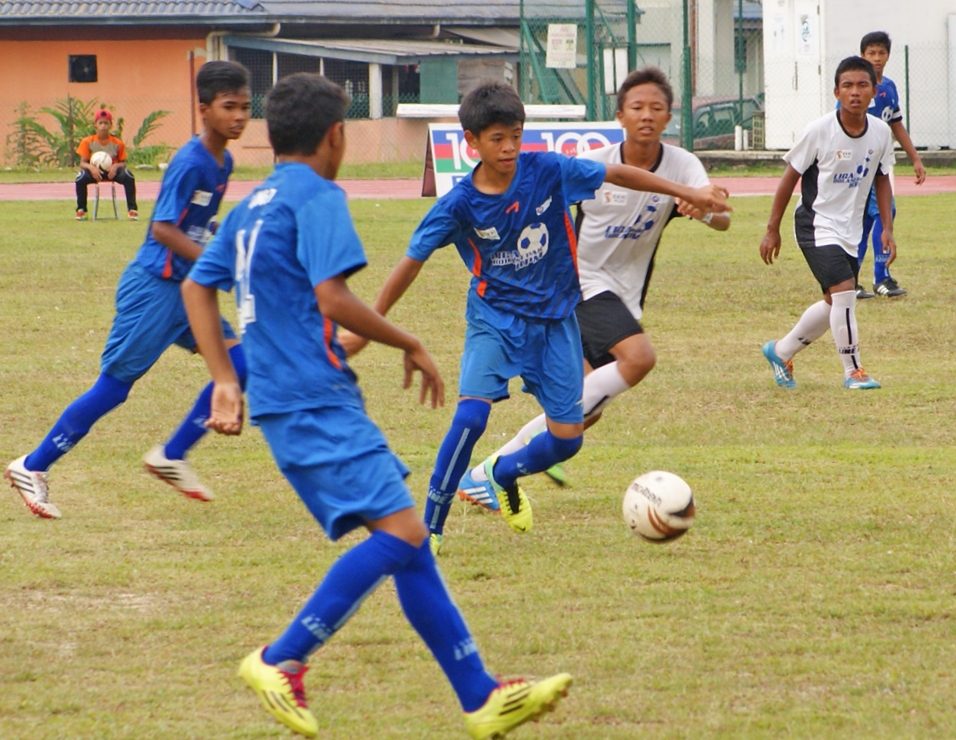 SMK Seri Titiwangsa (in all blue kit) against SMK Syed Hassan (in white / black kit) against 