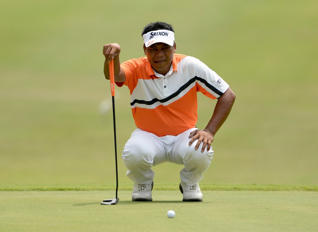 Filipino veteran Elmer Salvador rode on a hot putter to grab the opening round lead with a six-under-par 66 at the US$500,000 Yeangder Tournament Players Championship (TPC) on Thursday.