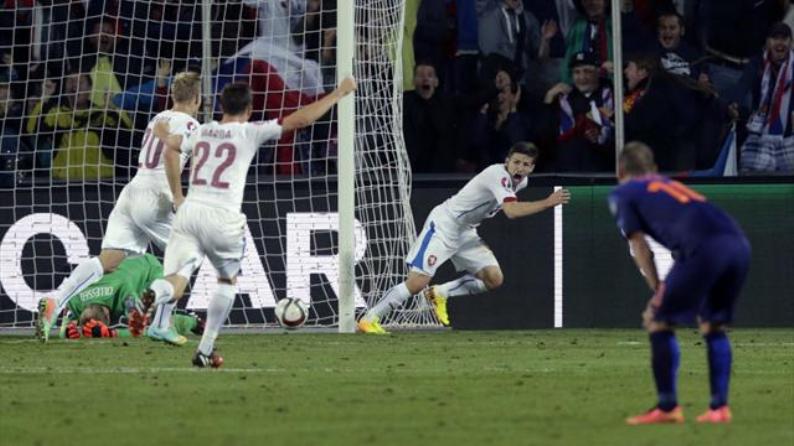 A late goal from Vaclav Pilar saw Hiddink's Netherlands slip to a 2-1 defeat to the Czech Republic in Prague