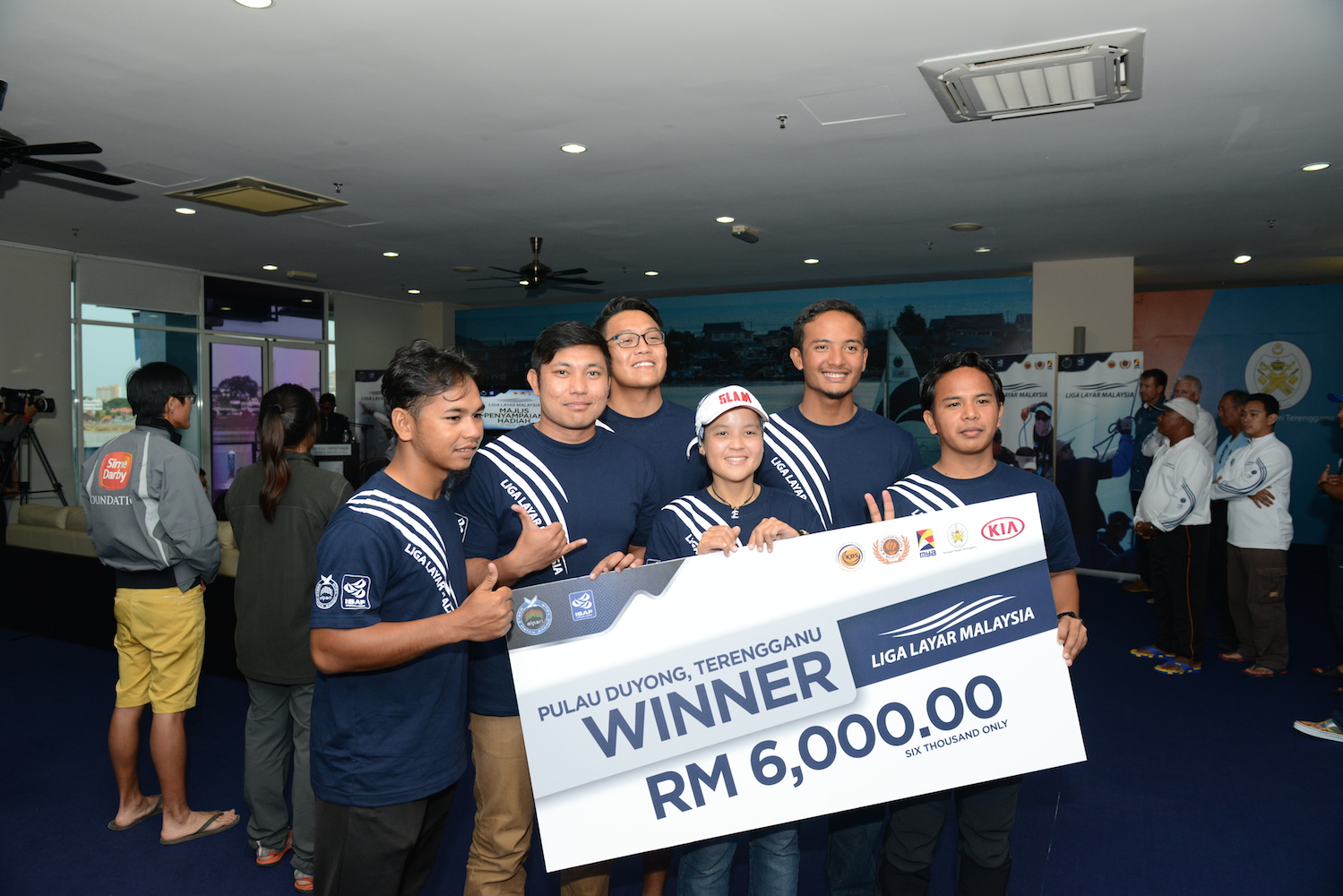 Nurul Elia Anuar and her crew members were all smiles after winning the grand prize of RM6,000.