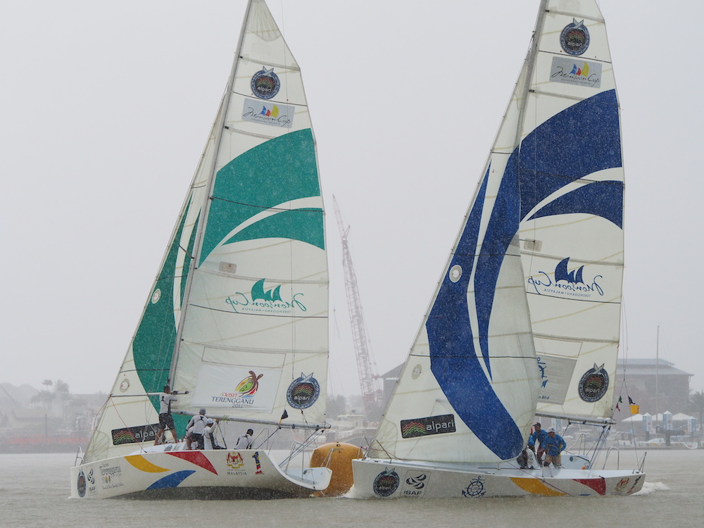 Ishak Jab's RMNMRT/151 Onesails team (left) battling it out with Saiful Bakhtiar Shaarif's SPA/JKR Sailing Team in the round robin stages.