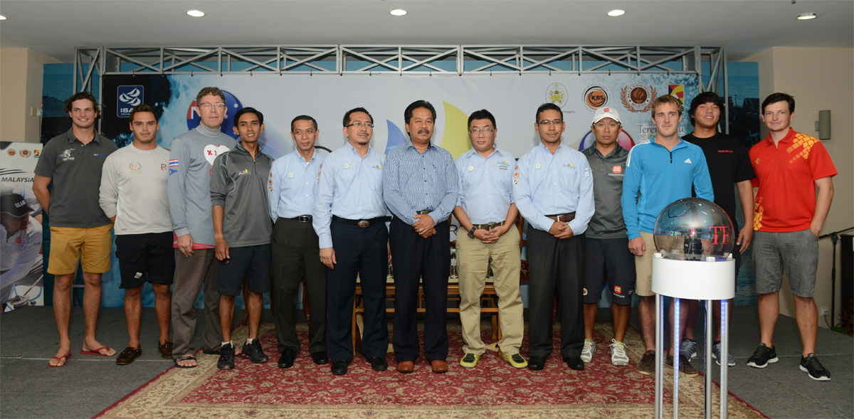 Dato' Mohd Jidin Shafie (center), with the skippers at the opening ceremony.