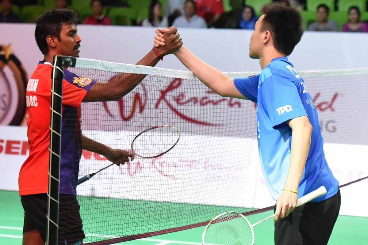 Zulfadli Zulkifli menewaskan bekas pemain kebangsaan, K.Yogendran 3-2 (11-8, 7-11, 11-7, 8-11, 11-8) setelah masing-masing berentap hampir satu jam dalam Kejohanan Cabaran Juara-Juara Resorts World Genting 2015. Kredit Foto - 1Titan.com