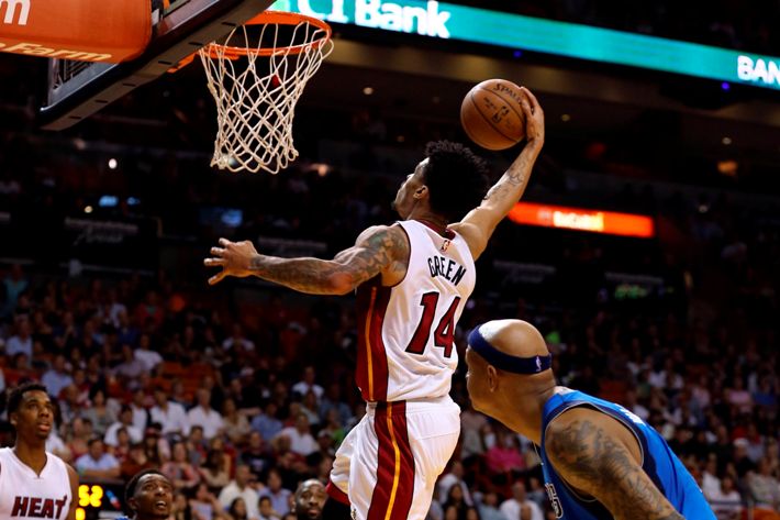 Heat cool off Mavs as Wade contributes off the bench