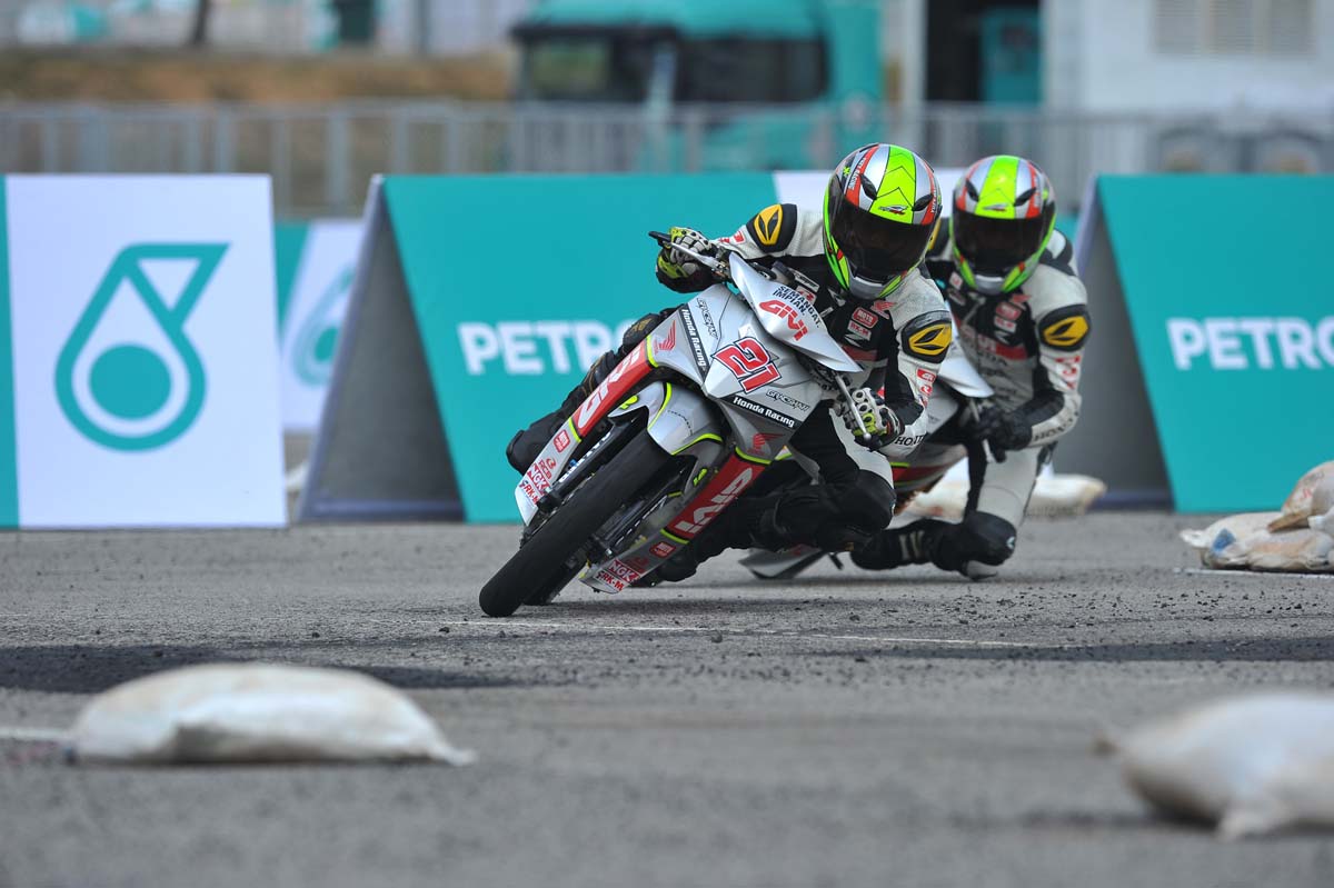 Pelumba Givi Honda Yuzy Racing; Zaqhwan Zaidi itu mencatat masa terpantas 48.979s mengatasi pelumba muda yang baru beralih ke kelas CP130, Kasma Daniel Kasmayudin