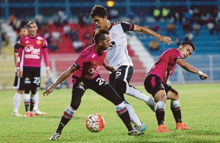 KUALA TERENGGANU 05 APRIL 2016. Pemain TFC II, Ahmad Takhiyuddin (tengah) diasak oleh pemain Kelantan, Zairul Fitree Ishak (kiri) dan Wan Zack Haikal Wan Nor (kanan) pada perlawanan Liga Super di Stadium Sultan Ismail Nasiruddin Shah. NSTP / ASWADI ALIAS.