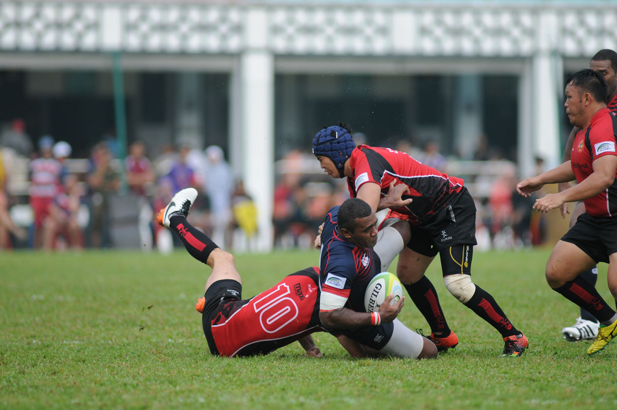 Anak didik Lee Nyuk Fah terus gah mendominasi perlawanan meskipun beraksi di atas padang basah akibat hujan. Kredit Foto – Faiz Azizan/malaysiarugby.com