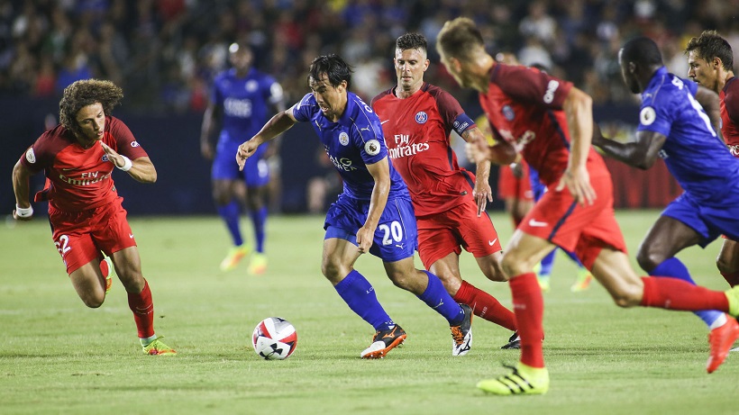 Leicester City striker Shinji Okazaki, (2nd L), controls the ball against Paris Saint Germain during their International Champions Cup (ICC) game at StubHub Center in Carson, California on July 30, 2016. / AFP / RINGO CHIU (Photo credit should read RINGO CHIU/AFP/Getty Images)