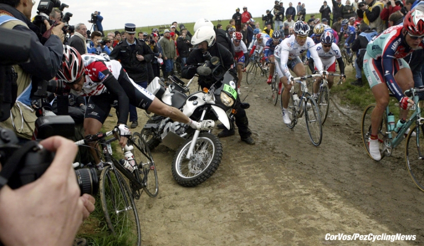 roubaix-moto-crash