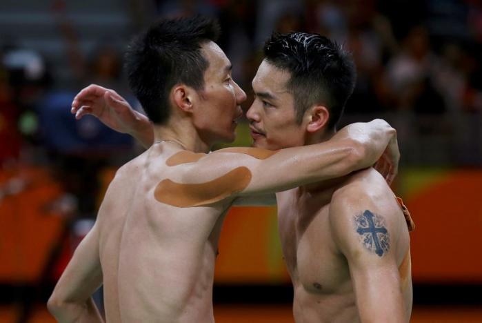 Dato' Lee Chong Wei memeluk Lin Dan sejurus tamat permainan untuk mengesahkan ke slot pusingan akhir. Kredit Foto - REUTERS/Marcelo del Pozo