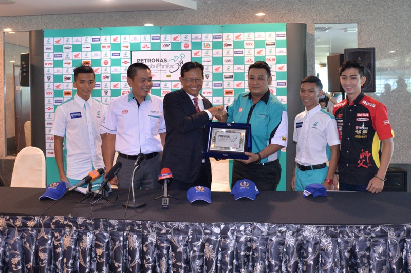 Pengarah Promosi Safe Aim Mutual, Ron Hogg (3 kanan) menyerahkan cenderamata kepada Dato' Sri Ahmad Shabery
