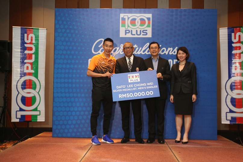 Bintang badminton Olimpik terima ganjaran dari 100PLUS