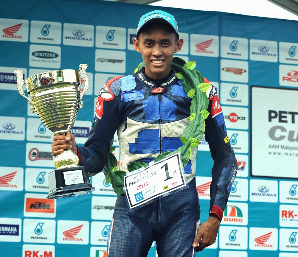 Fakhrusy Syakirin Rostam proved that he still had what it took to step onto the top of the podium when he was first across the finish line with 13'54.704s.