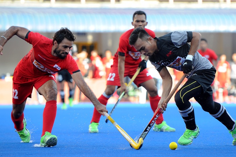 pemain-sapura-gurbaj-singh-kiri-mengasak-pemain-klhc-meor-azuan-hassan-dalam-aksi-separuh-akhir-piala-tnb
