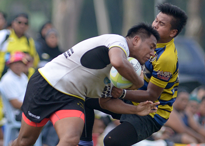 Cubaan pemain Perlis(kanan) untuk melakukan tumbangan ke atas lawannya dari pasukan Perak di Kejohanan Ragbi Piala Agong dalam saingan suku akhir yang telah berlangsung di padang A, Universiti Putra Malaysia, Serdang. Foto – Sukandaily