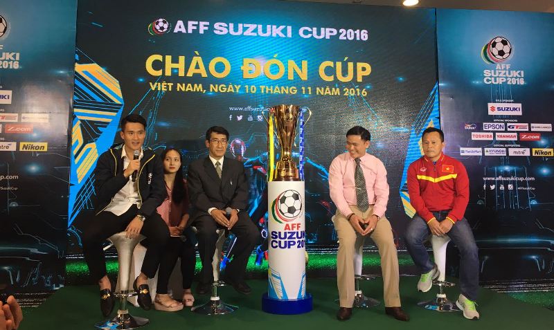 le-cong-vinh-at-the-trophy-tour