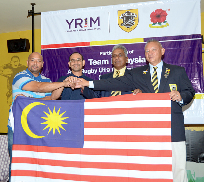 Wakil dari Kesatuan Ragbi Malaysia En. Raimi bin Mohd. Yusof(kiri),Tn Mohd Rafiq Shariff Pengarah Projek Yayasan Rakyat 1 Malaysia, Lt.Kol(B) Tommy Periera Presiden Kelab Rugby Cobra dan En. Tan Tian Jin Pengurus Pasukan Ragbi Bawah 19 tahun Kebangsaan semasa penyerahan bendera kebangsaan yang telah berlangsung di rumah Kelab Ragbi Cobra, Petaling Jaya. Foto - Sukandaily