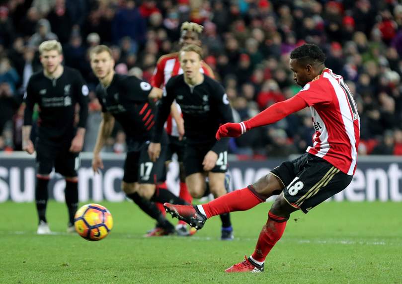 Defoe punishes Liverpool, Man Utd sink Hammers