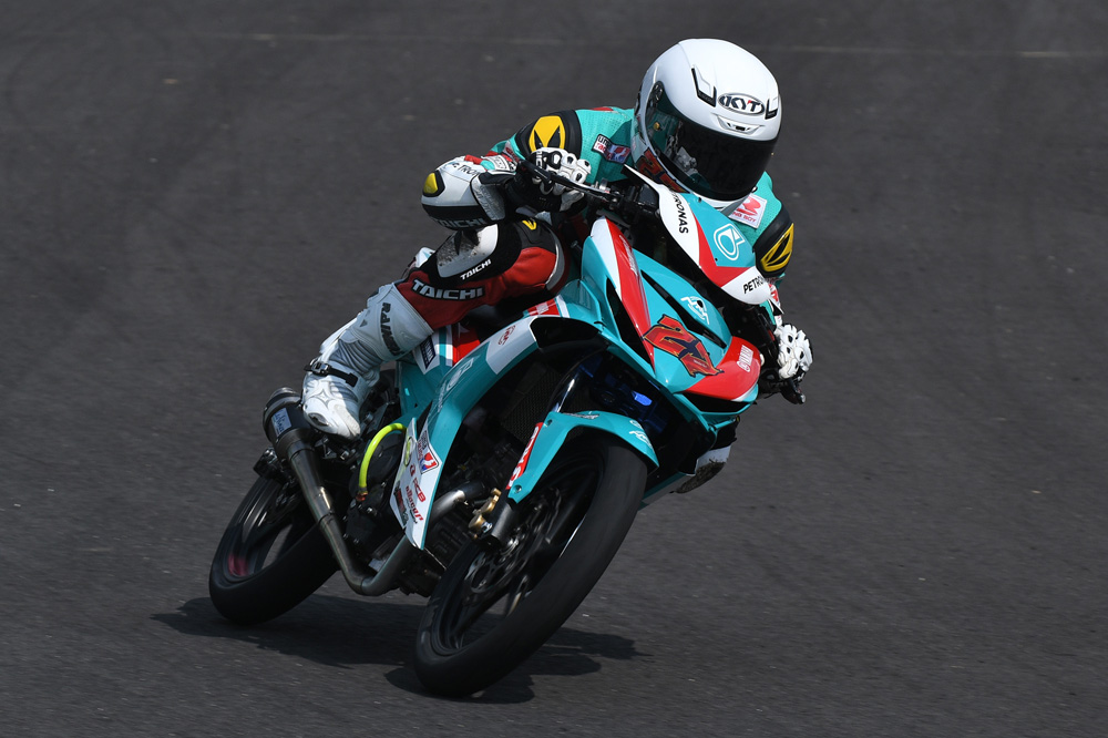 Kasma Daniel Kasmayuddin; PETRONAS Sprinta Yamaha Maju Motor protege started the CP150 race on pole position.