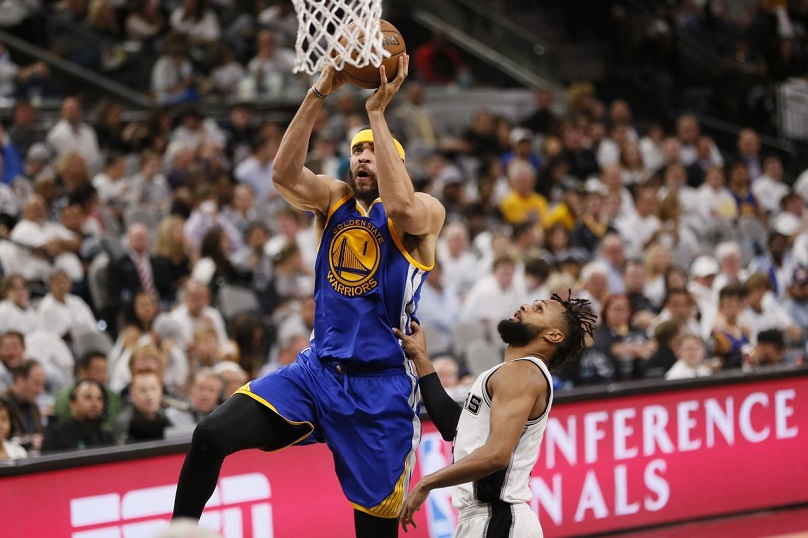 Durant powers Warriors past slumping Spurs