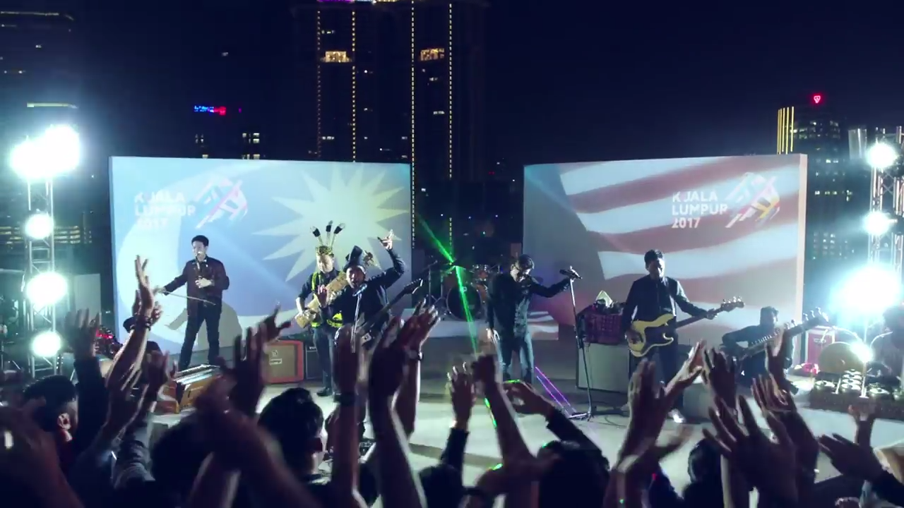 Rakaman video muzik tersebut juga memaparkan beberapa aksi menarik di antaranya pengambaran di atas bumbung sebuah bangunan di Kuala Lumpur