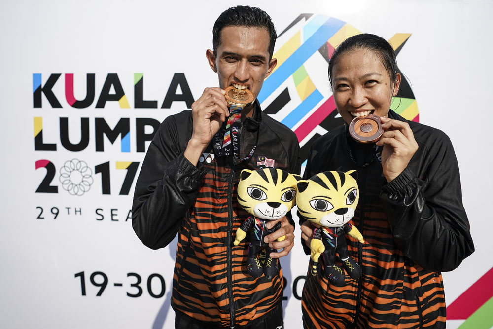29th SEA Games KL2015 Menembak Malaysia - Muhammad Ezuan Bin Nasir Khan(kiri) & Bibiana Ng