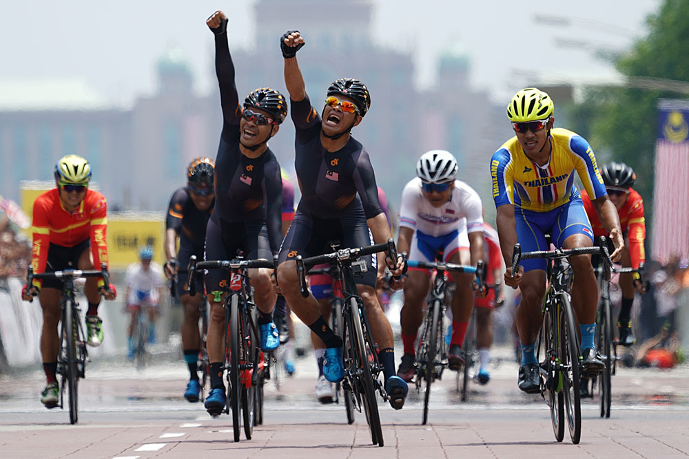 29th SEA Games KL2017 Cycling Basikal Criterium - Mohd Harrif Saleh(right) & Mohd Zamri Saleh