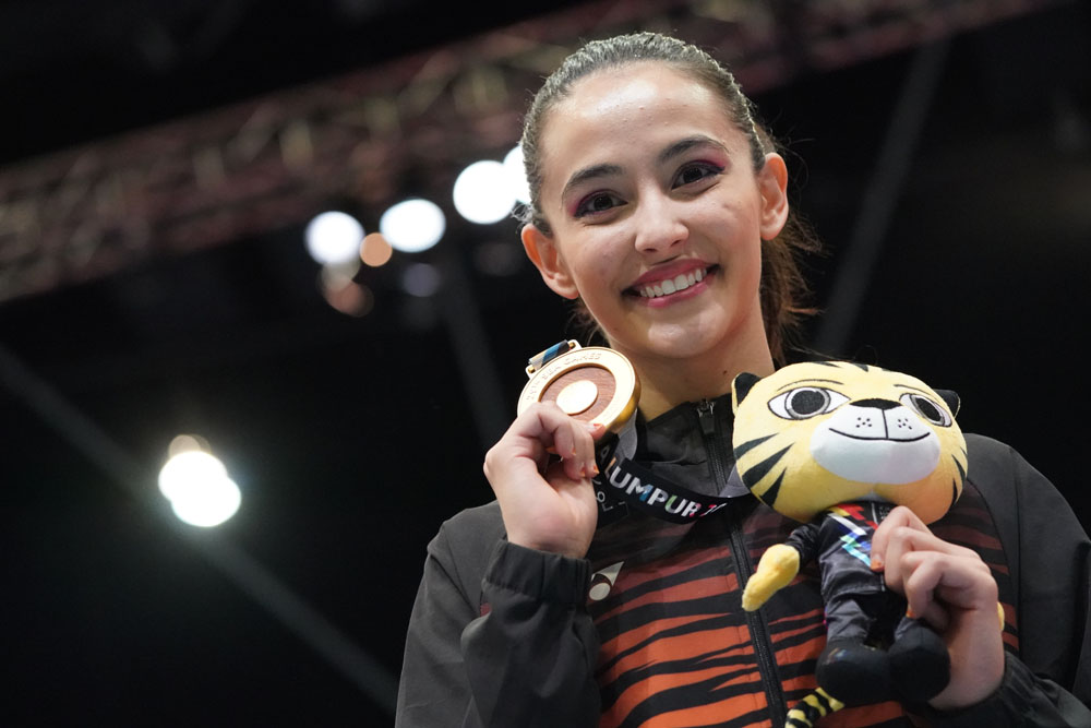 Farah rangkul emas latihan lantai
