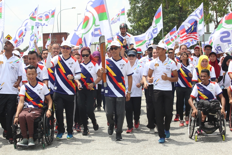 Sprinter Khairul lights up Torch Run at F&N HQ