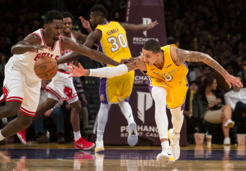 Late Lakers show as Bulls stumble