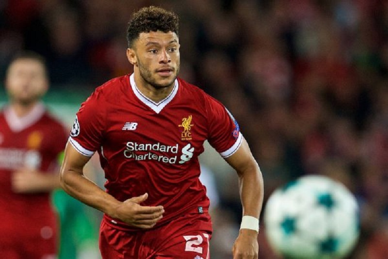 Oxlade-Chamberlain recovering after knee surgery