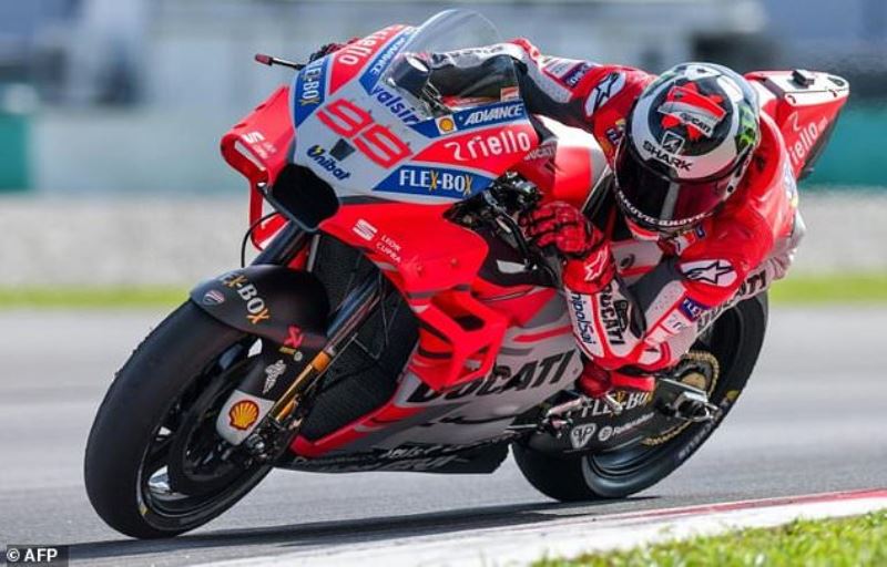 Lorenzo breaks Sepang lap record to blitz MotoGP test