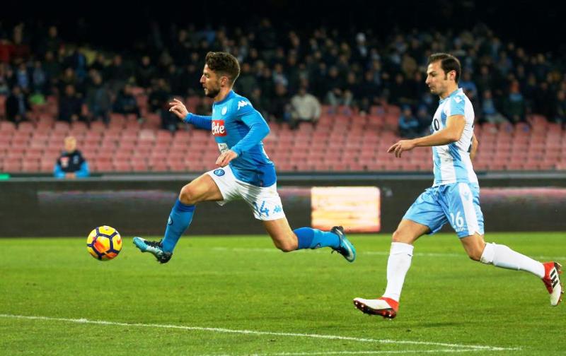 Napoli crush Lazio to stay top ahead of Juventus