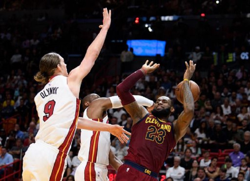 Heat scorch Cavs as NBA leading Rockets romp, Warriors lose
