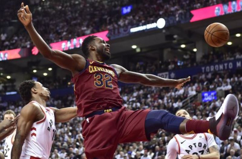 James, Cavs shred Raptors, Celtics rally to down Sixers