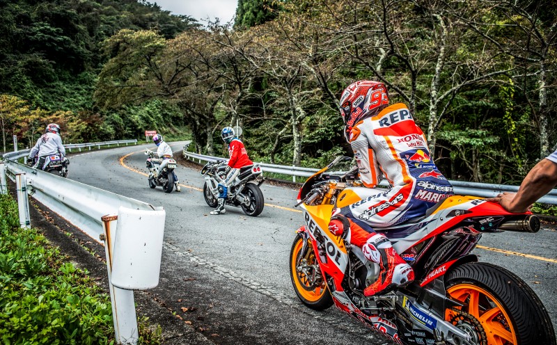 Márquez roars past classic Japanese cars on famous road