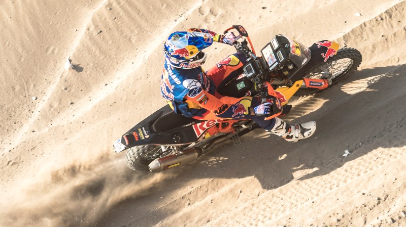 Second stage wins for Sunderland and Peterhansel on the sand