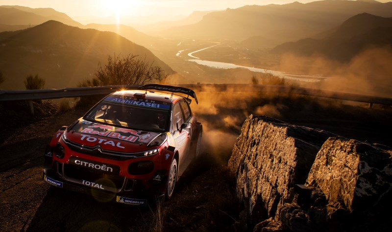Ogier holds slender lead over Neuville